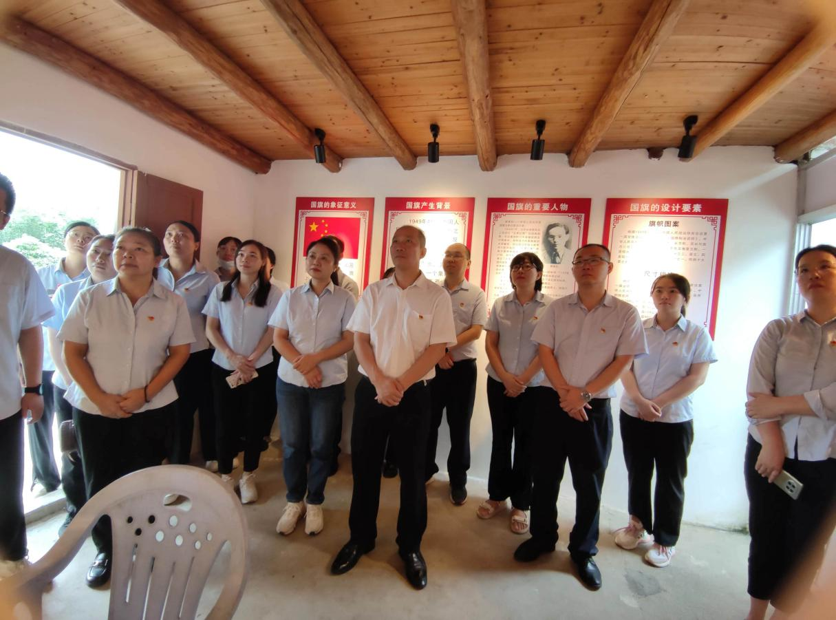 缅怀先烈，重温誓言——邮储银行曲江区支行党支部组织开展党日活动