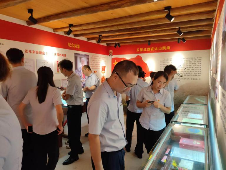 缅怀先烈，重温誓言——邮储银行曲江区支行党支部组织开展党日活动