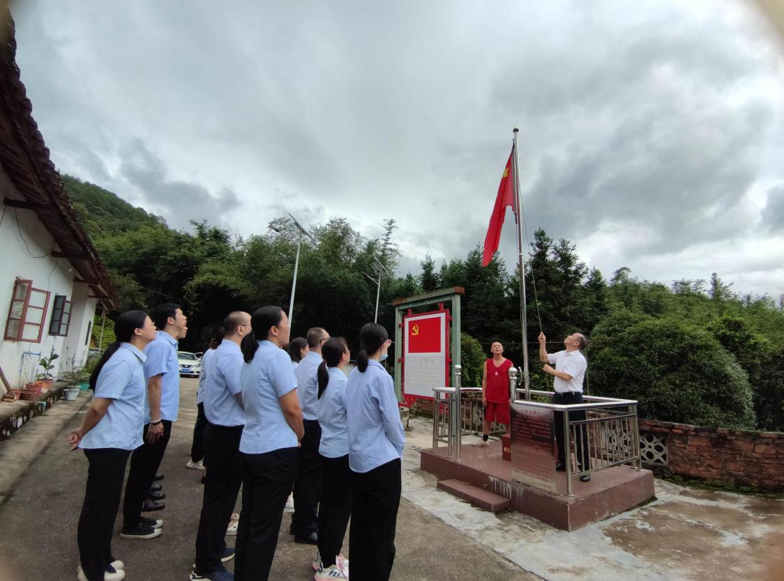 缅怀先烈，重温誓言——邮储银行曲江区支行党支部组织开展党日活动