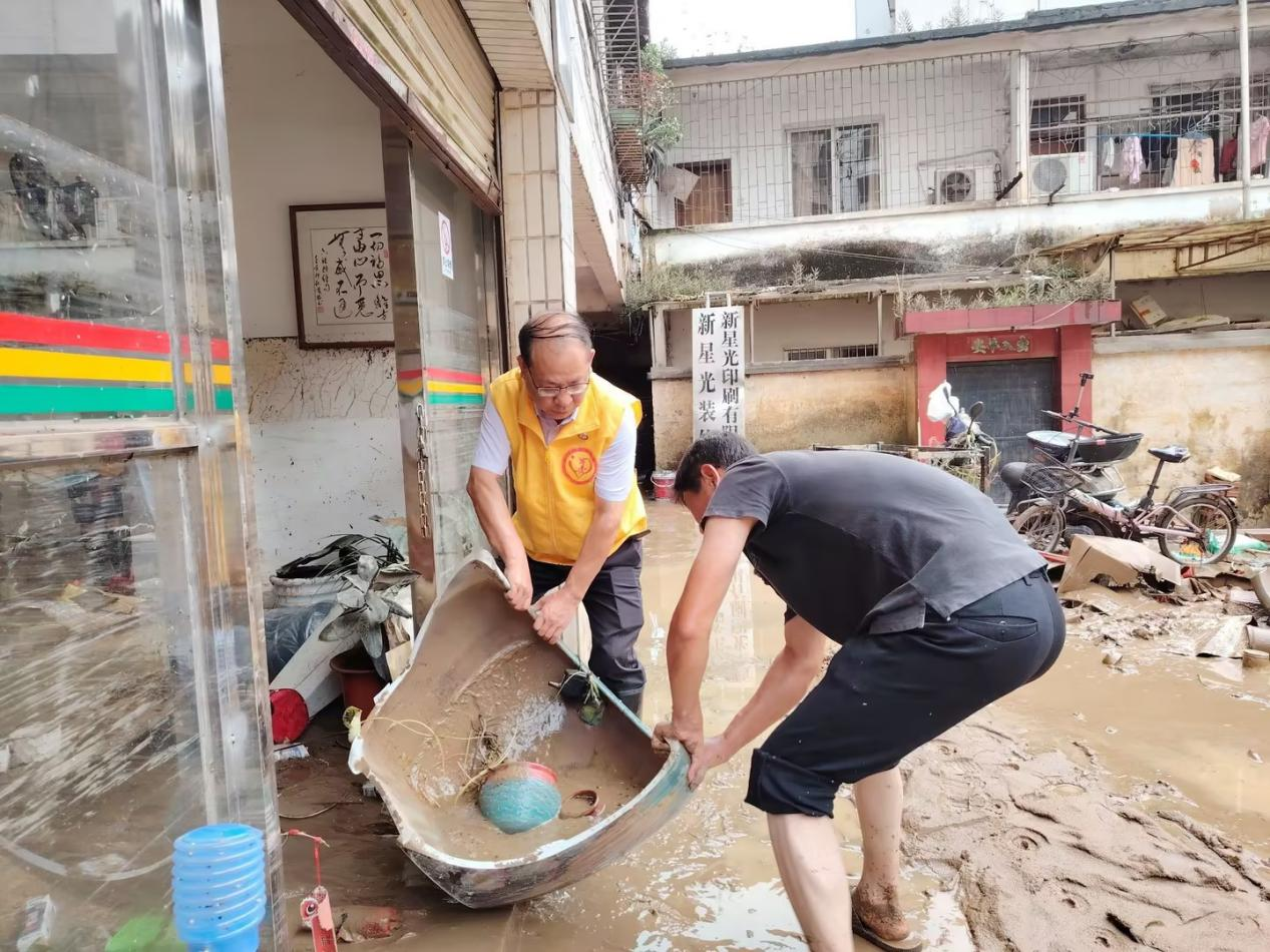 风雨同舟！邮储银行韶关市分行助力受灾商户复工复产