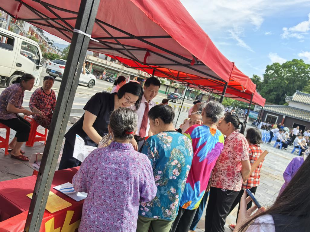 邮储银行南雄支行开展“百行联百所—护航百千万工程”反假币宣传活动