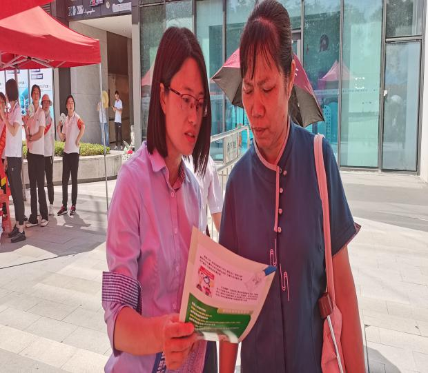 加强风险防范，暖心金融服务——邮储银行城区支行开展“普及金融知识万里行”宣传活动
