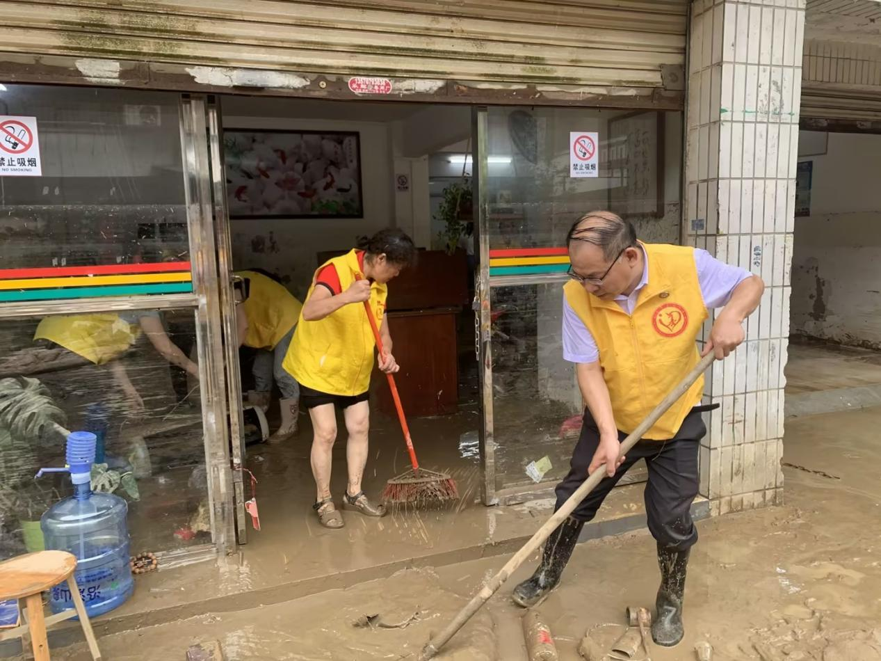风雨同舟！邮储银行韶关市分行助力受灾商户复工复产
