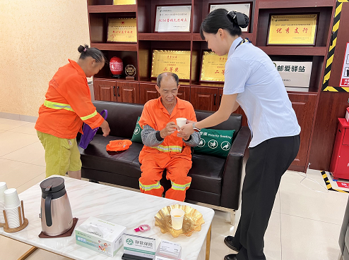 邮储银行韶关市分行“邮爱驿站”开展送清凉暖人心活动