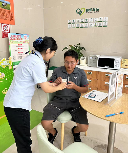 邮储银行韶关市分行“邮爱驿站”开展送清凉暖人心活动