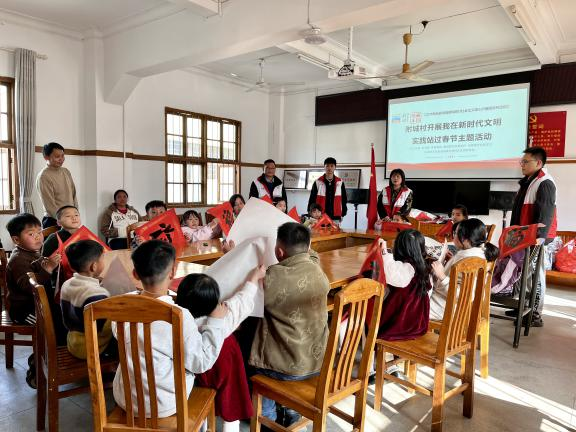 邮储银行乐昌市支行参加附城村委以新时代文明实践站过春节活动和寒假公益班志愿服务活动