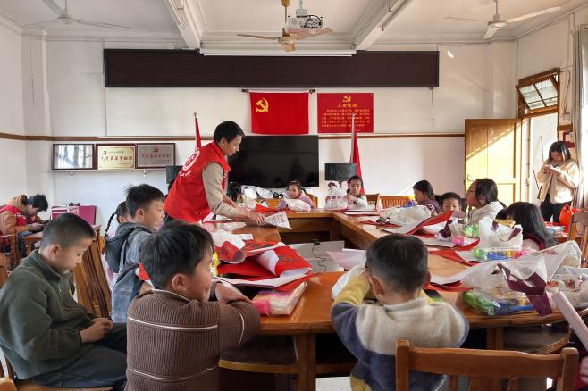 邮储银行乐昌市支行参加附城村委以新时代文明实践站过春节活动和寒假公益班志愿服务活动