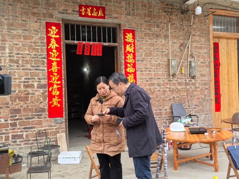 岭南春来早 情暖返岗路 ——正月初六首趟务工人员入粤返岗专列从广西来宾 开往广州南站