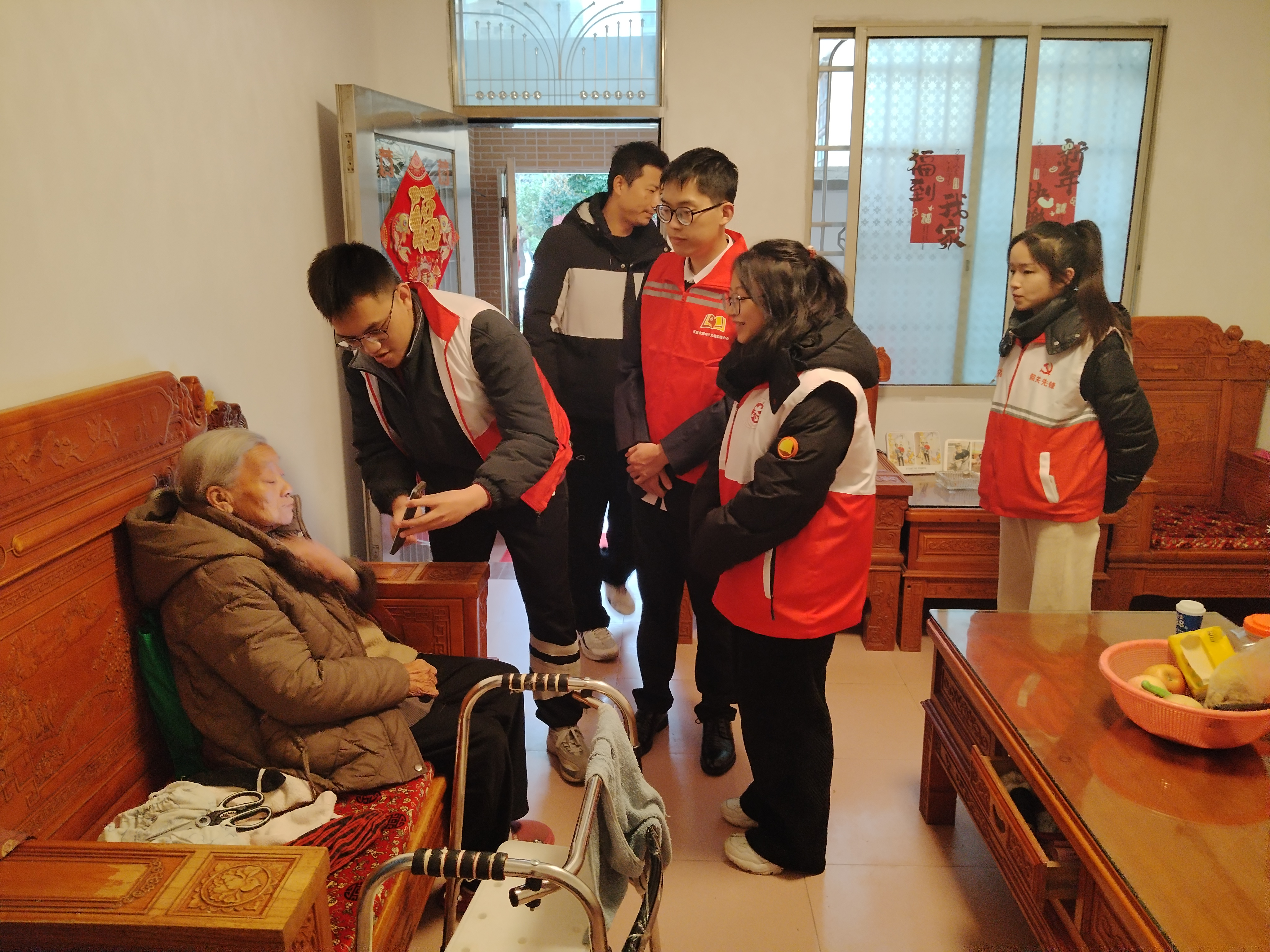 郵儲(chǔ)銀行韶關(guān)市樂昌支行：踐行雷鋒精神,，情暖老年群體