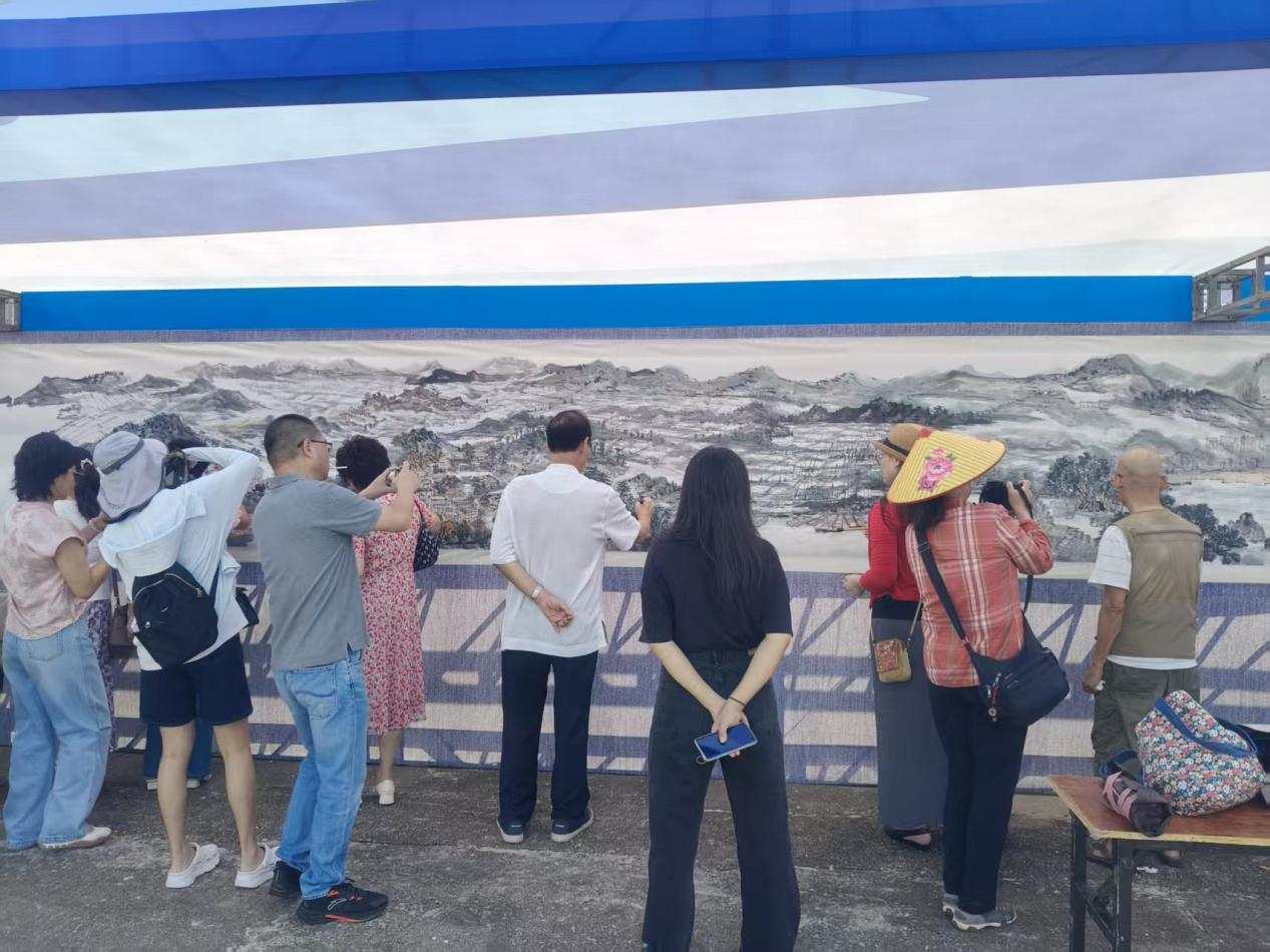 艺术华彩礼赞“百千万工程”！百米长卷亮相汕尾开渔文旅活动现场