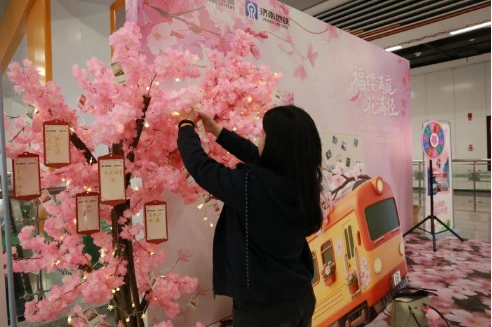 福彩送福进地铁 公益圈粉年轻人