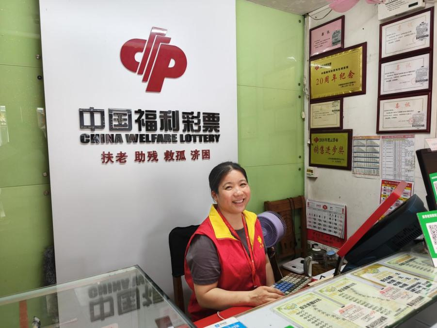 云浮新兴县代销者梁永娇：  用心经营福彩站 服务邻里如家人