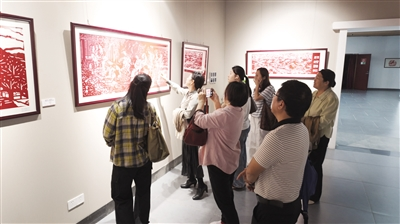 清远体彩解锁“体彩+非遗”新玩法  百幅精品“剪”出岭南古村之美