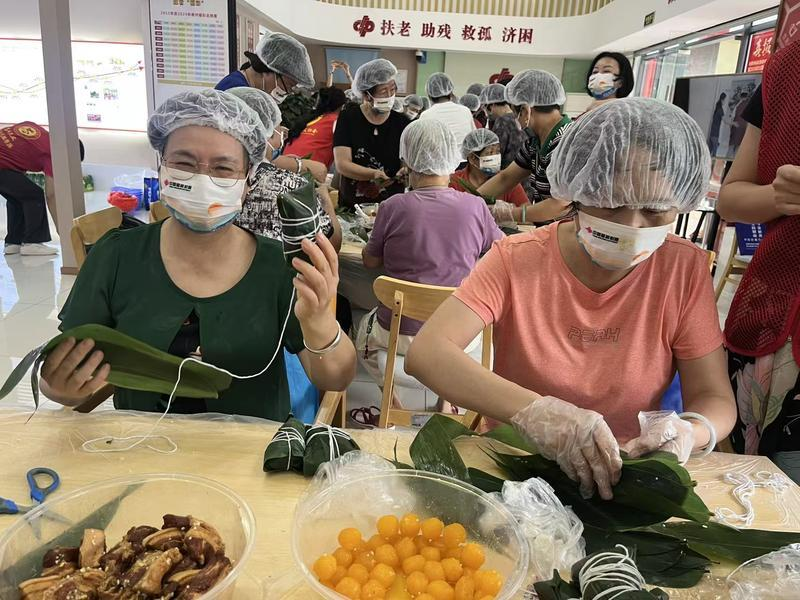 “爱心福站”粽飘香 公益温暖长者心 惠州惠城联动多方力量走进社区，陪伴长者共度端午佳节